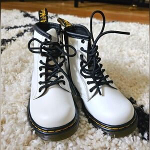 (NWT) Dr. Marten's Toddler Leather Lace Up Boot, White, 9